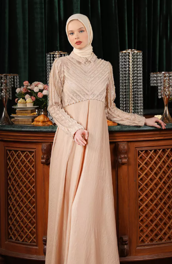 Gamis dengan detail renda di lengan